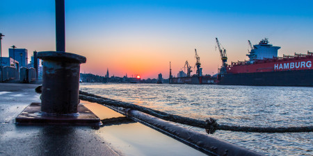 Das Bild zeigt den Hamburger Hafen.