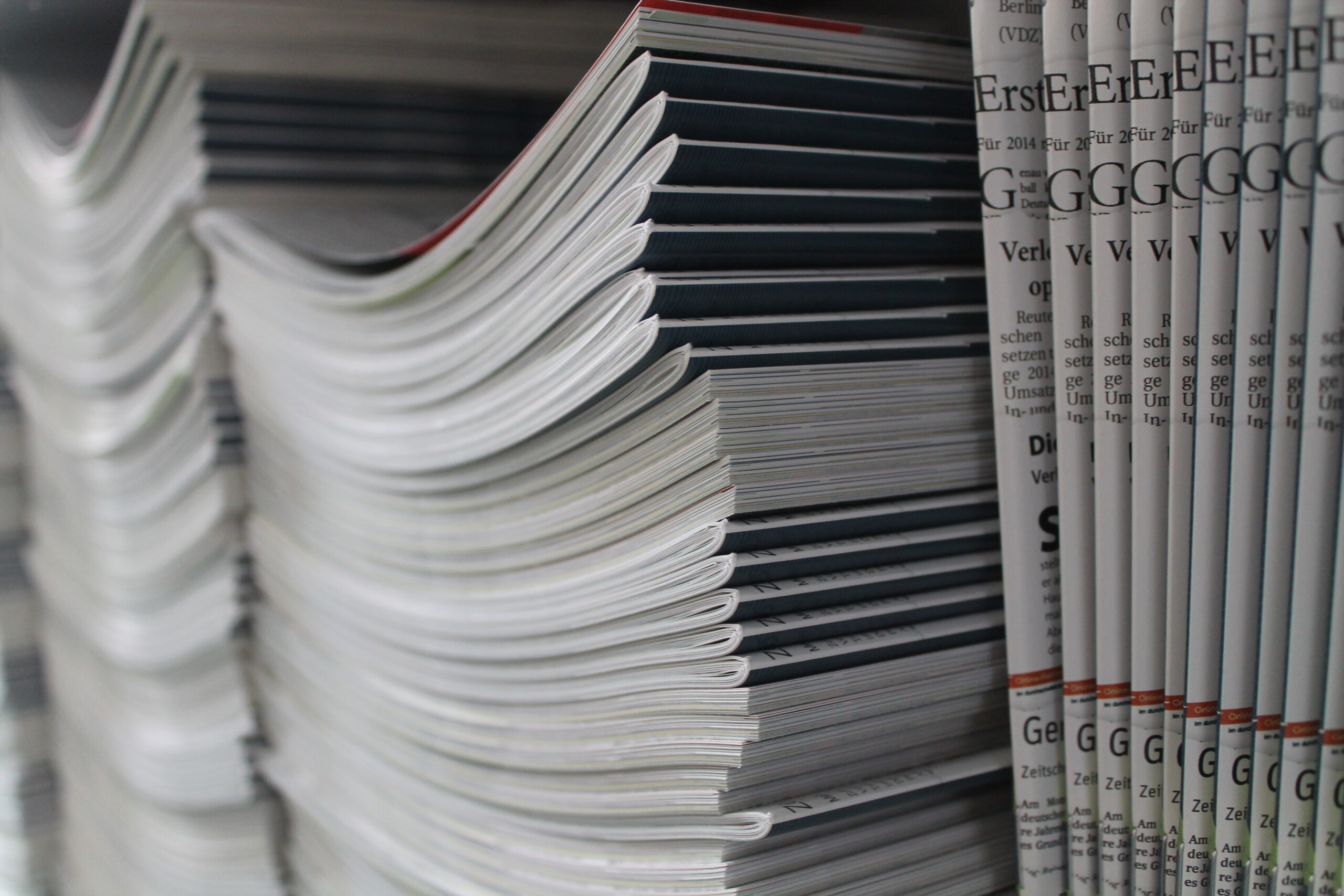 Zeitschriftenstapel